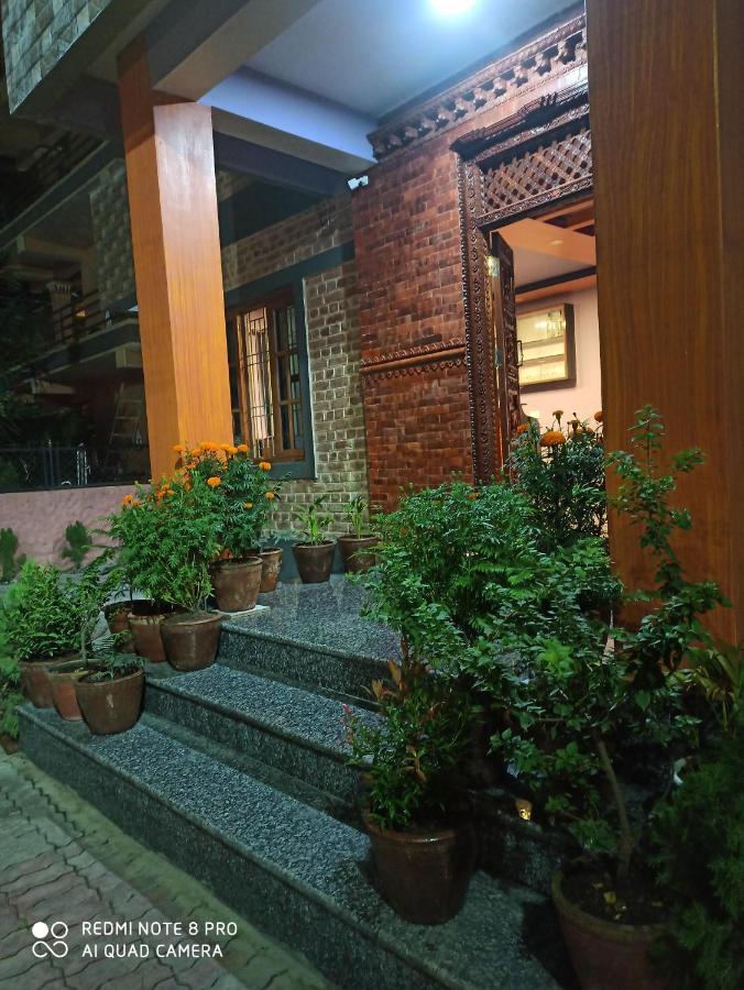 Hotel Namo Buddha Sauraha Buitenkant foto